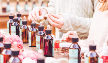 Personnes qui créent leurs parfums lors d'un atelier création de parfum Galimard à Grasse